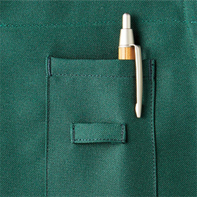 左胸ポケットはネームプレートが付けられるループ付き