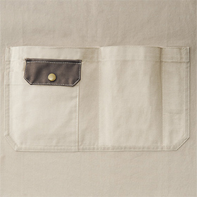 仕切りやフラップ付きの使い良いフロントポケット