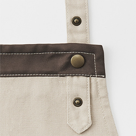 肩ひもはボタンで調整可能