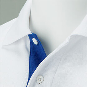 釦をはずすと配色チラリ