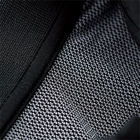 汗を素早く吸い上げる裏地