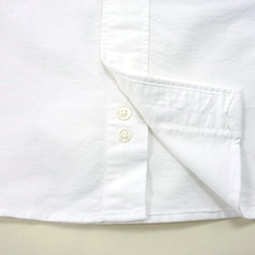 予備ボタン2個付き（フロント用1、衿用1）