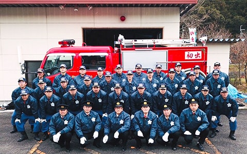 滋賀県蒲生郡日野町消防団第2分団様　消防用防寒ジャンパー　しゃがみ