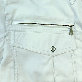 右胸：ファスナーポケット