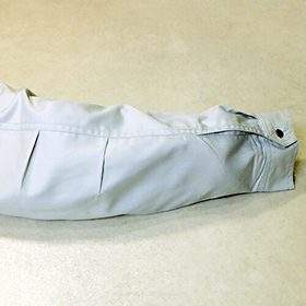 ひじ部分はダーツ入りで曲げ伸ばし楽々