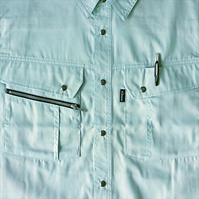 右胸：Ｗポケット、左胸：ペン差し