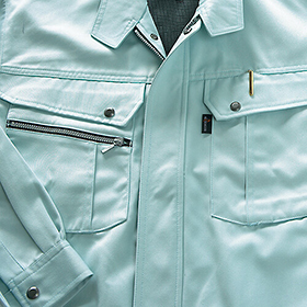 右胸：Ｗポケット、左胸：ペン差し