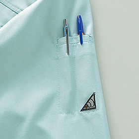 左袖：ペン差し