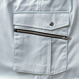 右カーゴポケットにはフラップ・ファスナー