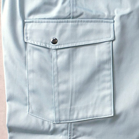 左カーゴポケットにはフラップ付き