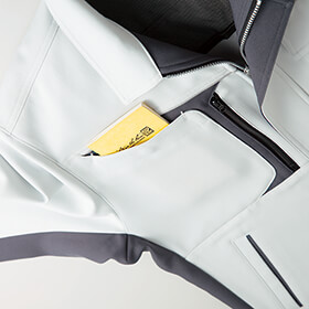 右胸：出し入れ簡単ポケット