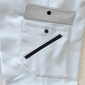 右カーゴポケットにファスナー付き