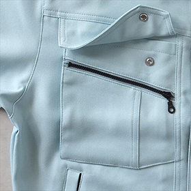 右胸：大ポケット＆ファスナーポケット