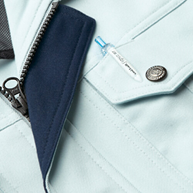 右胸：ペン差し