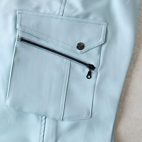 右カーゴポケットにファスナー付き