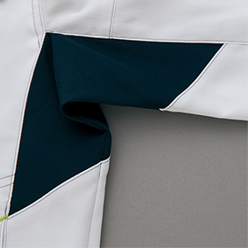 腕の動きを妨げない脇下特殊カッティング