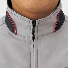 キッチリした印象を与えるスタンドカラー