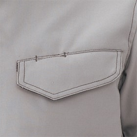 胸ポケットはフラップ付き、左胸はペンホール