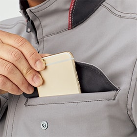 左胸はスマホ収納用2重構造