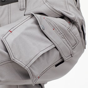 左のフラップポケットは収納力抜群