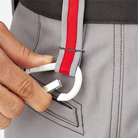 右側ベルト通しはWループでカラビナ装着可能