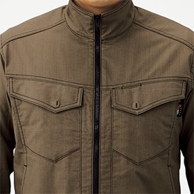 左右胸ポケットは落下防止のフラップ付き