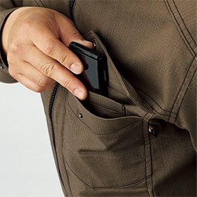左胸ポケットはスマホ収納可能な2重構造