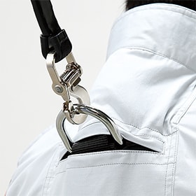 ハーネスフック取り出し口