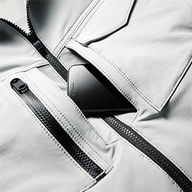 胸まわりに４つの機能ポケット