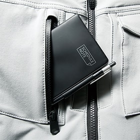 右胸：ファスナー付ポケット