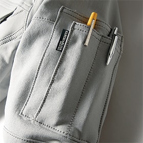 左袖：収納力の高いペン差しポケット